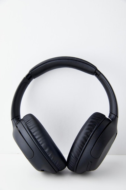 Schwarze kabellose Kopfhörer im Studio Stockfotos