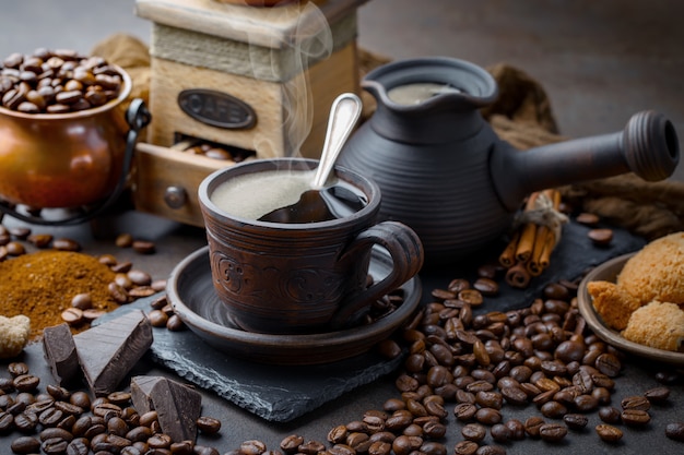 Schwarze Kaffeebohnen auf einem alten Hintergrund