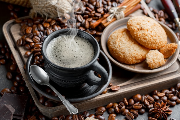 Schwarze Kaffeebohnen auf einem alten Hintergrund