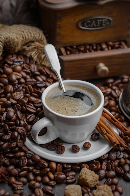 Schwarze Kaffeebohnen auf einem alten Hintergrund