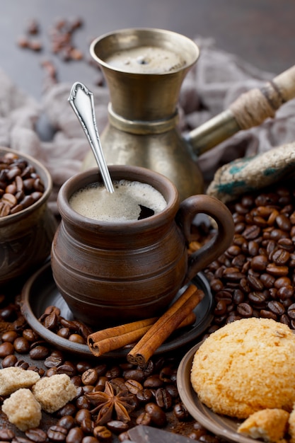 Schwarze Kaffeebohnen auf einem alten Hintergrund