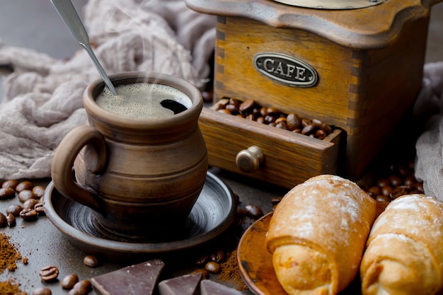 Schwarze Kaffeebohnen auf einem alten Hintergrund