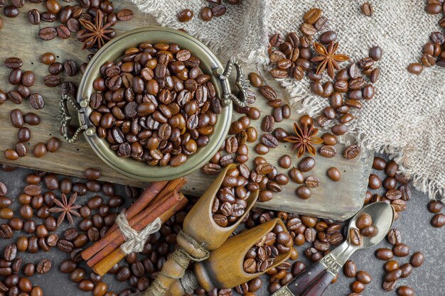 Schwarze Kaffeebohnen auf einem alten Hintergrund