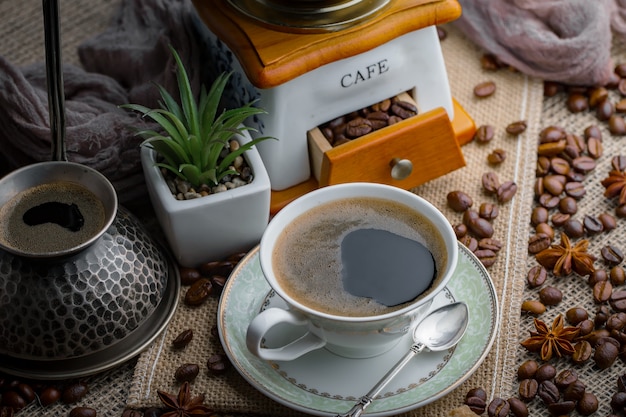 Schwarze Kaffeebohnen auf einem alten Hintergrund