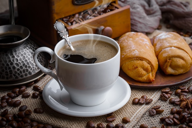 Schwarze Kaffeebohnen auf einem alten Hintergrund