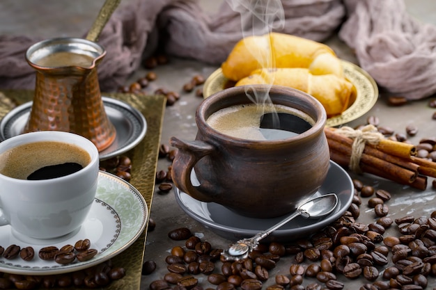 Schwarze Kaffeebohnen auf einem alten Hintergrund