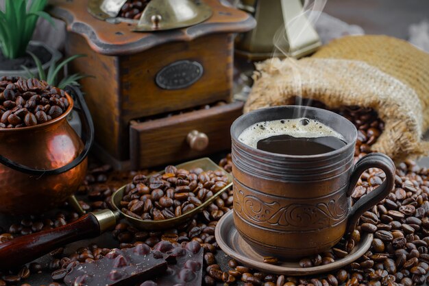 Schwarze Kaffeebohnen auf einem alten Hintergrund