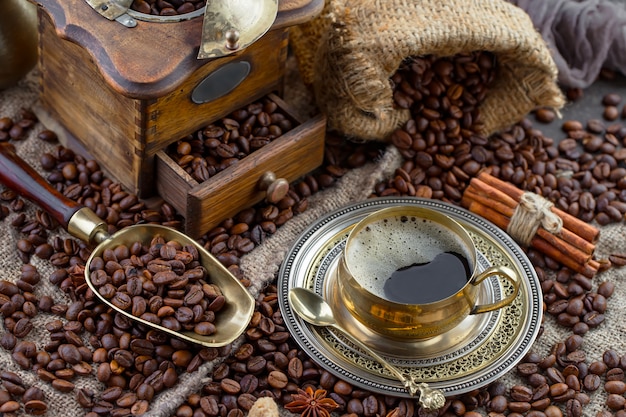 Schwarze Kaffeebohnen auf einem alten Hintergrund