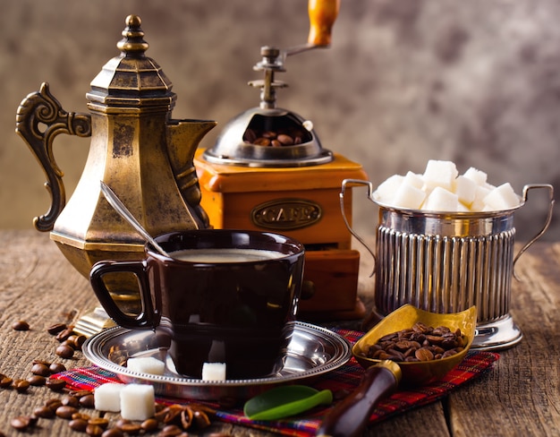 Schwarze Kaffeebohnen auf einem alten Hintergrund