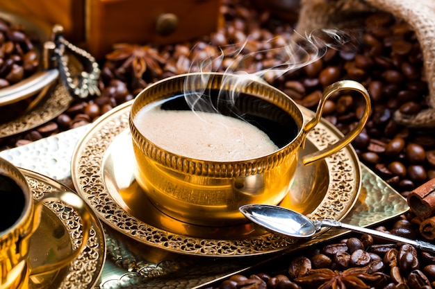 Schwarze Kaffeebohnen auf einem alten Hintergrund