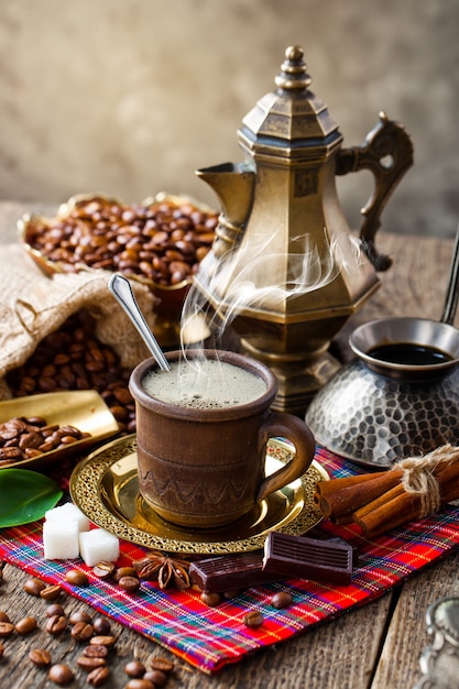 Schwarze Kaffeebohnen auf einem alten Hintergrund