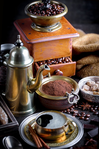 Schwarze Kaffeebohnen auf einer alten Oberfläche