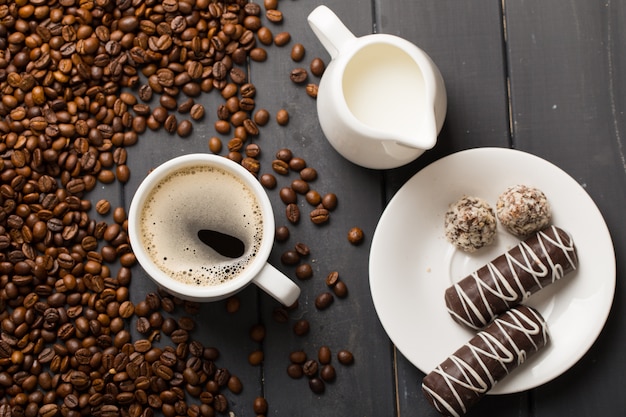 Foto schwarze kaffeebohnen auf schwarzem hintergrund