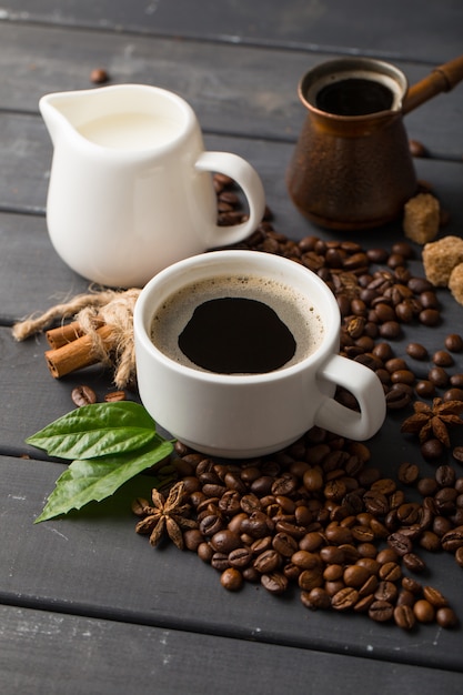 Foto schwarze kaffeebohnen auf schwarzem hintergrund