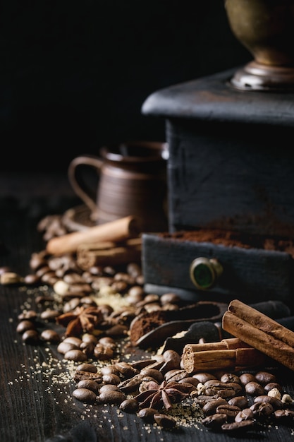 Schwarze Kaffeebohnen mit Gewürzen