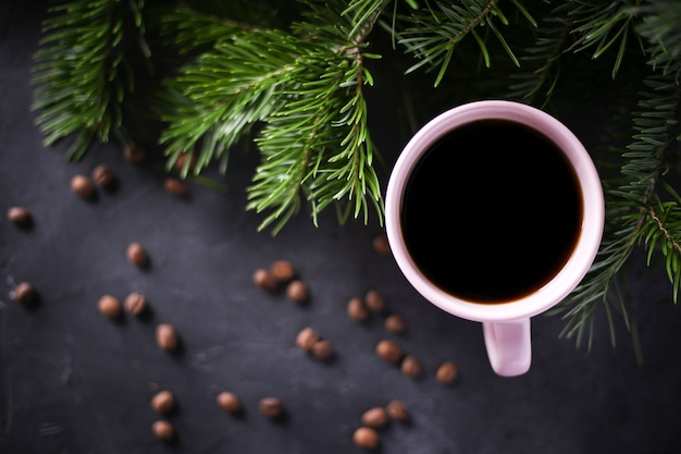 Schwarze Kaffeetasse mit Weihnachtsbaum