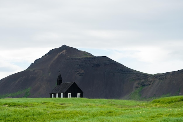 Schwarze Kirche Budakirkja im Dorf Budir