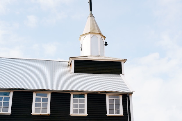 Schwarze Kirche in Islands malerischer Herbstlandschaft mit berühmter malerischer schwarzer Kirche von Budir