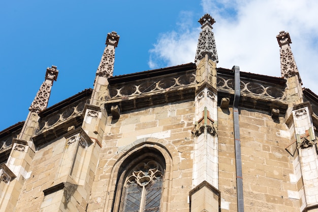 Schwarze Kirche mit einem Hintergrund des blauen Himmels in Brasov