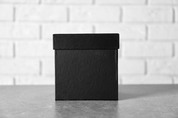 Foto schwarze kiste auf dem tisch mockup für das design