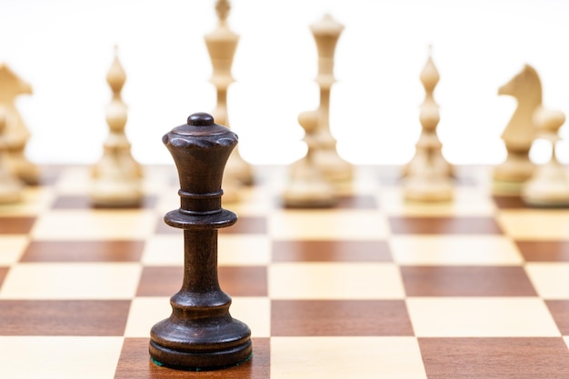 Schwarze Königin gegen Schachfiguren im Hintergrund