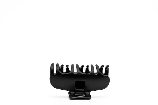 Schwarze Kunststoffhaarklammer oder Haarnadel, isoliert auf weißem Hintergrund mit Kopierraum Haarzubehör