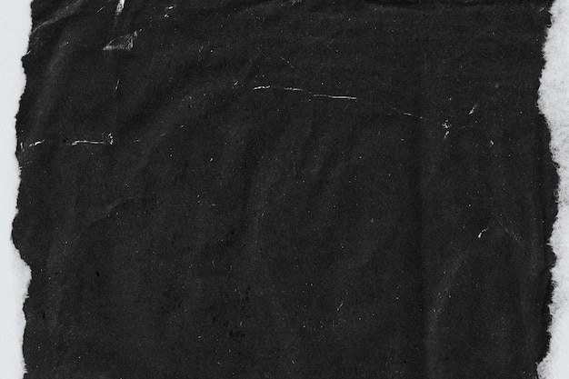 Schwarze leere, alterte, beschädigte Papierkarton-Fotokarte, isoliert auf schwarzem, echtem Halftone-Scan, gefaltet