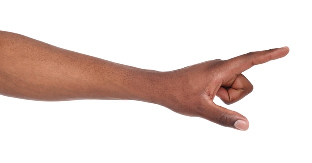 Schwarze männliche Hand, die unsichtbare Gegenstände misst, die Handfläche des Mannes macht Geste, während sie eine kleine Menge von etwas auf weißem, isoliertem Hintergrund zeigt