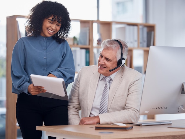 Schwarze Managerin und Call-Center-Schulung mit Berichtsnotizen zum Verkauf für Telemarketing. Vorgesetzter oder Coach mit Mann am Computertisch für Kundensupport-CRM- oder Telekommunikations-FAQ-Informationen