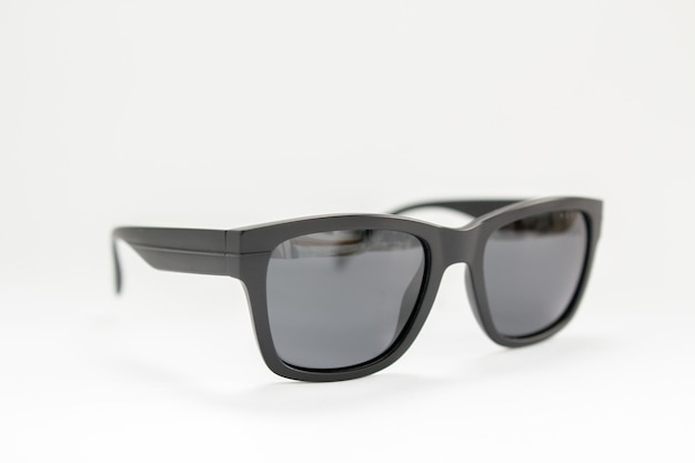 Schwarze men39s Sonnenbrille von einer Sonne auf einem Weiß