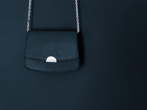 Schwarze modische Ledergeldbörse mit silbernen Details als Designertasche und stilvolles Accessoire Damenmode- und Luxushandtaschenkollektion