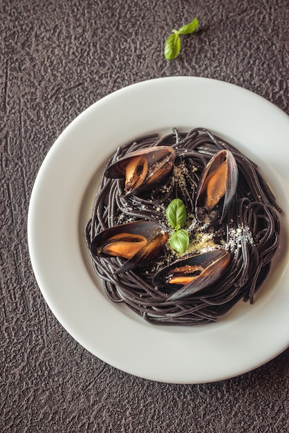 Schwarze Nudeln mit Muscheln und Parmesan