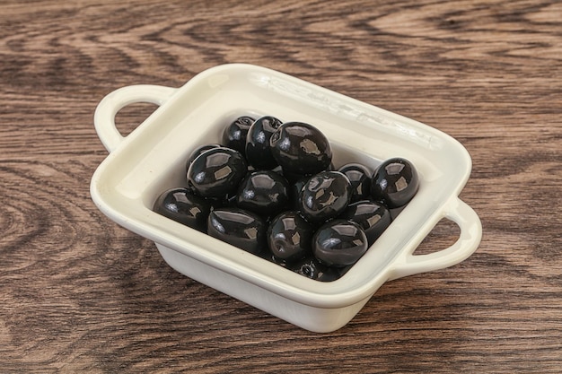 Schwarze Oliven in der Schüssel
