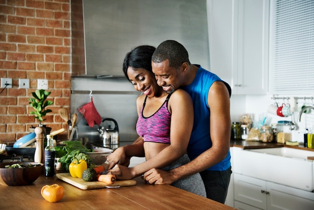 Schwarze Paare, die gesundes Lebensmittel in der Küche kochen
