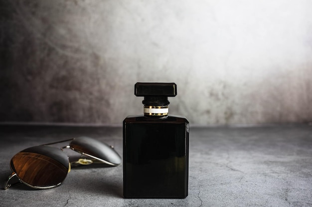Schwarze parfümflasche parfümkonzept für männer