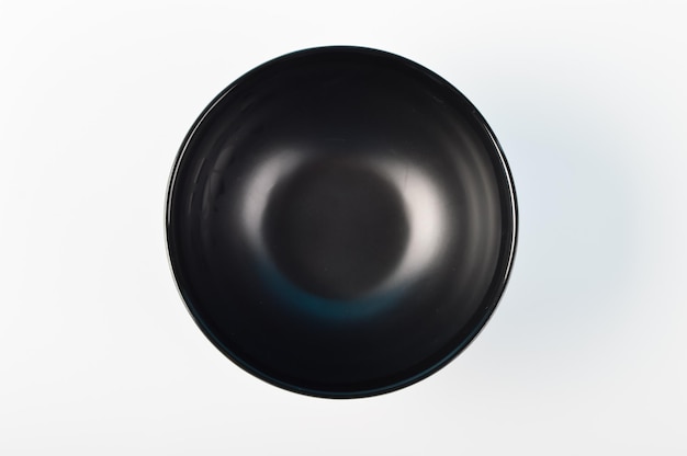 Schwarze Plastikschüssel lokalisiert auf einem weißen Hintergrund