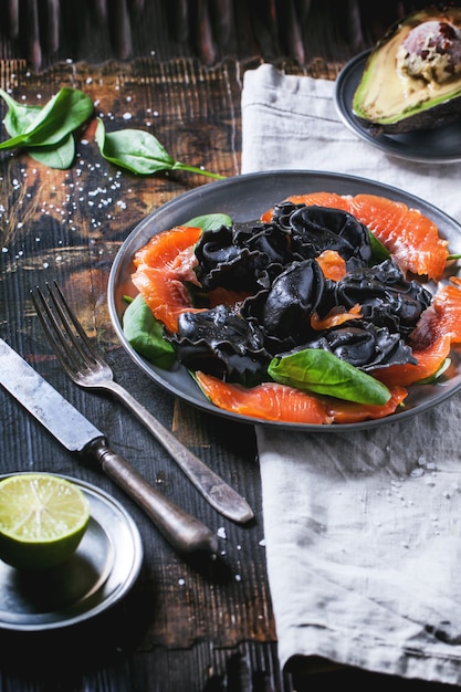 Schwarze Ravioli mit gesalzenem Lachs