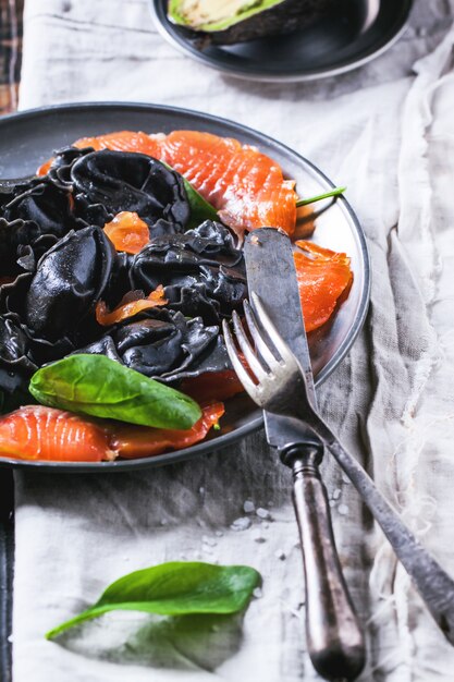 Schwarze Ravioli mit gesalzenem Lachs