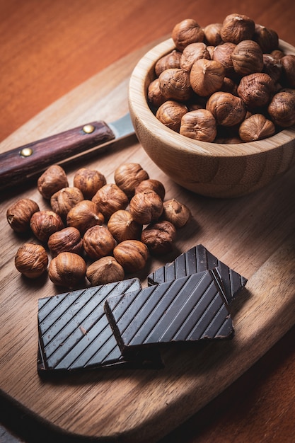 Schwarze Schokolade mit Haselnüssen