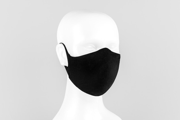 Schwarze Schutzmaske aus Stoff auf einer Schaufensterpuppe