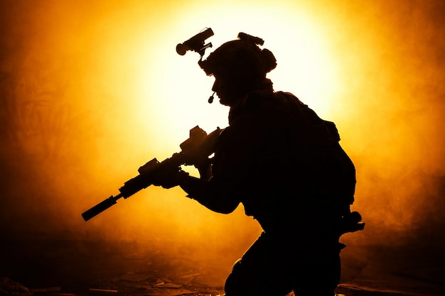 Schwarze Silhouette der Soldaten