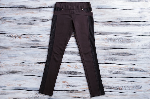 Foto schwarze skinny fit hose dunkle damenhose hose aus baumwolle und stretchbekleidung aus synthetik...