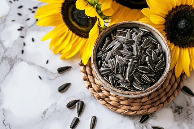 Schwarze Sonnenblumenkerne in einer Schüssel auf einem Trivet auf der Marmoroberfläche