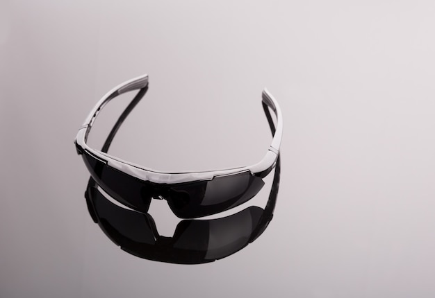 Schwarze Sonnenbrille auf grau