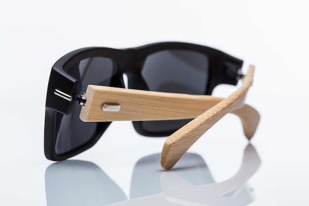 Schwarze Sonnenbrille mit natürlichen Holzelementen