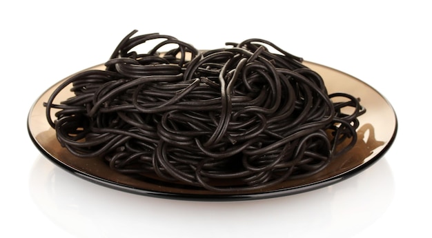 Schwarze Spaghetti isoliert auf weiß