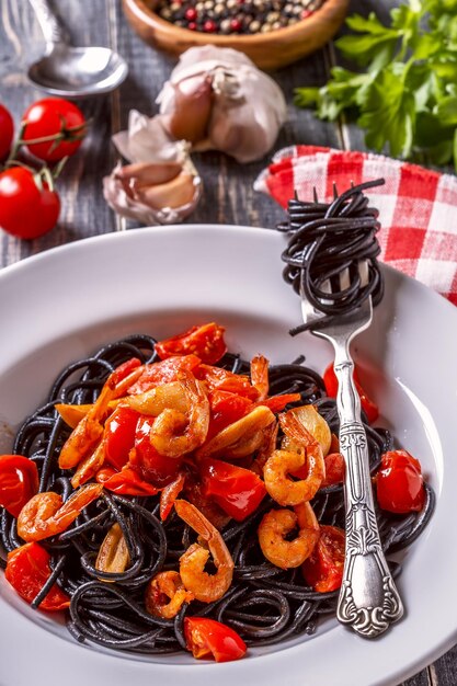 Schwarze Spaghetti mit Garnelen und Tomaten