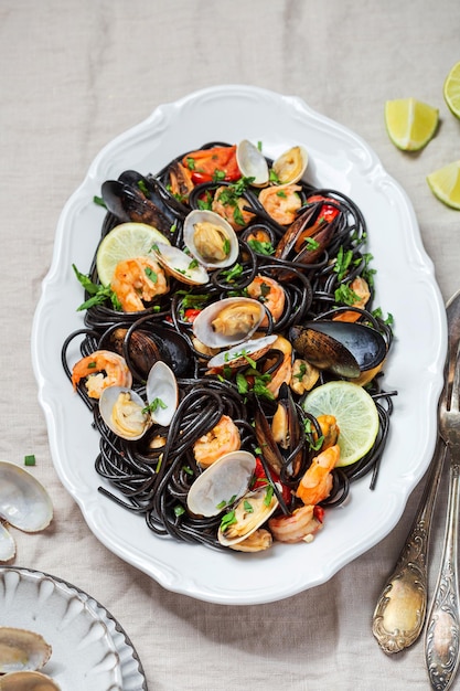 Schwarze Spaghetti mit Meeresfrüchten, Muscheln, Garnelen, Jakobsmuscheln