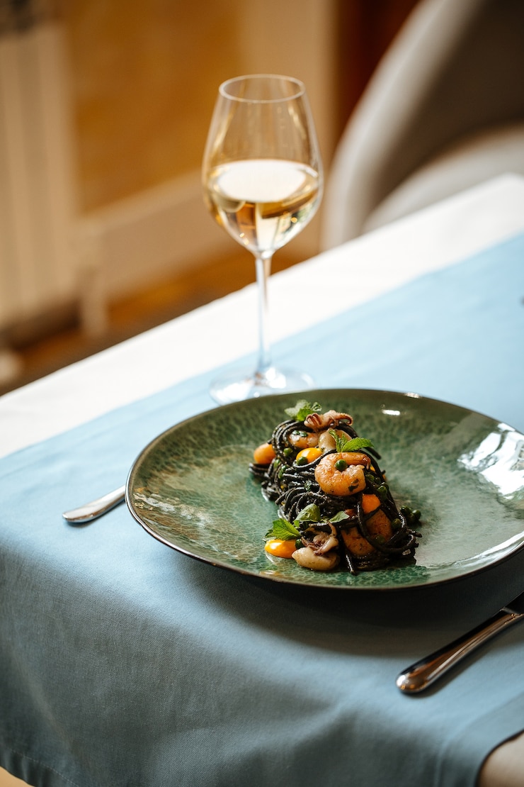 Foto schwarze spaghetti mit meeresfrüchten und safransauce mit weißwein