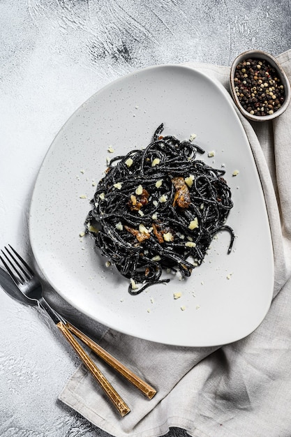 Schwarze Spaghetti-Nudeln mit Lachs-Sahne-Sauce